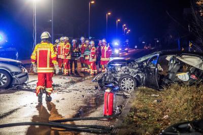 Filderstadt-Sielmingen: Schwerer Frontalunfall innerorts fordert 2 Schwerstverletzte